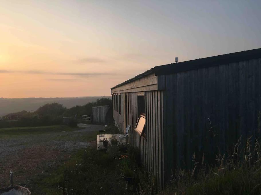 Spacious Cabin On Isolated Farm With Sea View Bude Buitenkant foto