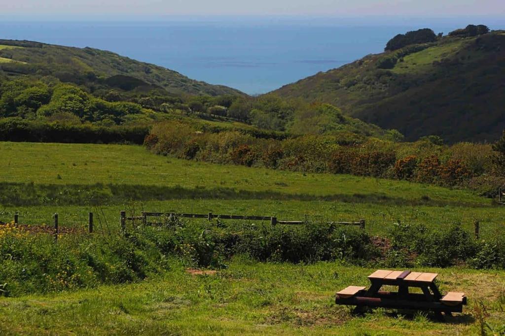 Spacious Cabin On Isolated Farm With Sea View Bude Buitenkant foto