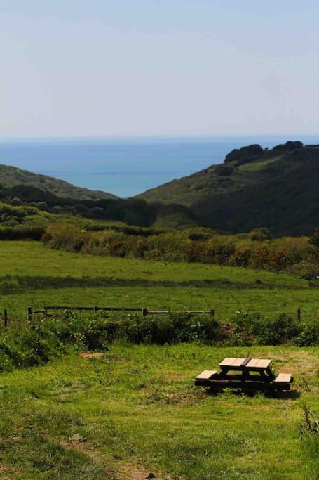 Spacious Cabin On Isolated Farm With Sea View Bude Buitenkant foto